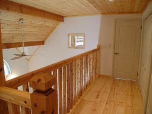 2F廊下から吹き抜け