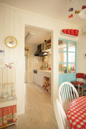 壁の替わりに設置された建具も、カントリーを演出。